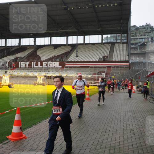 07.12.2025 - St. Pauli X-Mass-Run No. 15 Fabian Wolf http://msf.ph/oto/9418215 07.12.2025 11:24:39 Ziel 1320, 1346, 1752, 2399, 2400, 2402, 2448, 2480, 2852, 2859, 2869, 3092, 3193, 3194, 3195 meine-sportfotos.de