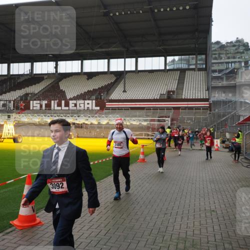 07.12.2025 - St. Pauli X-Mass-Run No. 15 Fabian Wolf http://msf.ph/oto/9418217 07.12.2025 11:24:39 Ziel 1320, 1346, 1752, 2399, 2400, 2402, 2448, 2480, 2852, 2859, 2869, 3092, 3193, 3194, 3195 meine-sportfotos.de