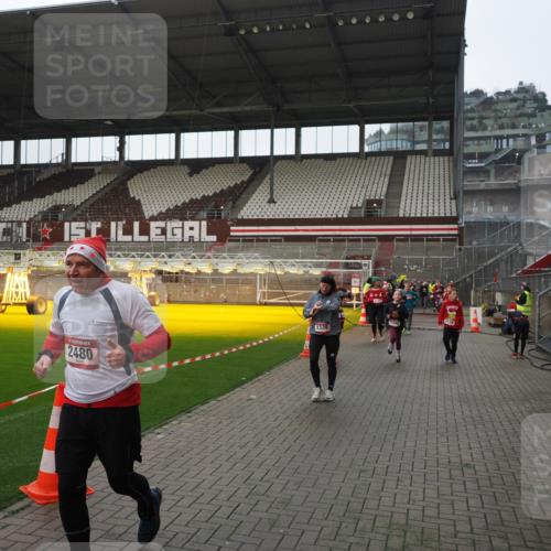 07.12.2025 - St. Pauli X-Mass-Run No. 15 Fabian Wolf http://msf.ph/oto/9418222 07.12.2025 11:24:41 Ziel 705, 1320, 1346, 1752, 2400, 2448, 2480, 2852, 2859, 2869, 3092, 3193, 3194, 3195, 3306 meine-sportfotos.de