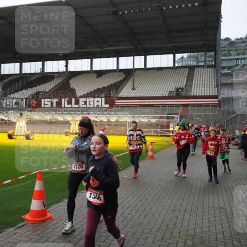 07.12.2025 - St. Pauli X-Mass-Run No. 15 Fabian Wolf http://msf.ph/oto/9418238 07.12.2025 11:24:44 Ziel 705, 1320, 1346, 1384, 1427, 1752, 2447, 2448, 2480, 2852, 2859, 2869, 3092, 3193, 3194, 3195, 3306, 4632 meine-sportfotos.de