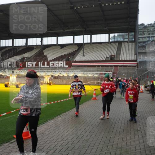 07.12.2025 - St. Pauli X-Mass-Run No. 15 Fabian Wolf http://msf.ph/oto/9418242 07.12.2025 11:24:45 Ziel 705, 1320, 1346, 1384, 1427, 1752, 2447, 2448, 2480, 2852, 2859, 2869, 3092, 3193, 3194, 3195, 3306, 4632 meine-sportfotos.de