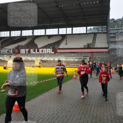 07.12.2025 - St. Pauli X-Mass-Run No. 15 Fabian Wolf http://msf.ph/oto/9418243 07.12.2025 11:24:45 Ziel 705, 1320, 1346, 1384, 1427, 1752, 2447, 2448, 2480, 2852, 2859, 2869, 3092, 3193, 3194, 3195, 3306, 4632 meine-sportfotos.de