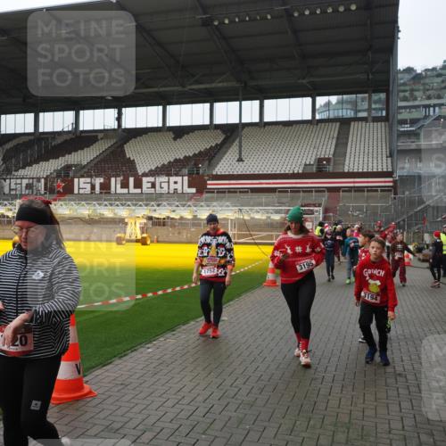 07.12.2025 - St. Pauli X-Mass-Run No. 15 Fabian Wolf http://msf.ph/oto/9418244 07.12.2025 11:24:45 Ziel 705, 1320, 1346, 1384, 1427, 1752, 2447, 2448, 2480, 2852, 2859, 2869, 3092, 3193, 3194, 3195, 3306, 4632 meine-sportfotos.de