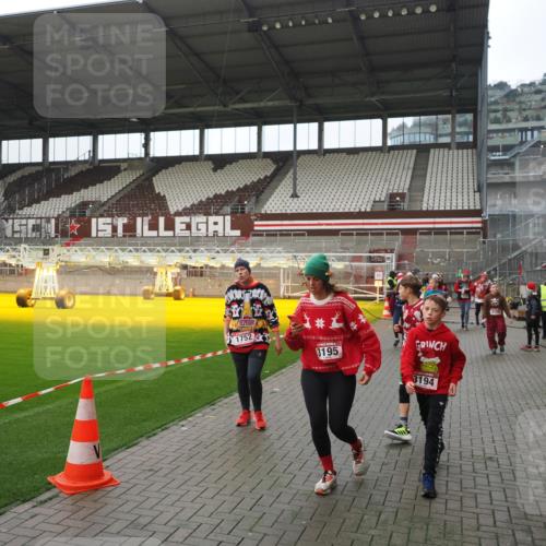07.12.2025 - St. Pauli X-Mass-Run No. 15 Fabian Wolf http://msf.ph/oto/9418247 07.12.2025 11:24:46 Ziel 705, 1320, 1346, 1384, 1427, 1752, 2447, 2448, 2480, 2852, 2859, 2869, 3193, 3194, 3195, 3306, 4632 meine-sportfotos.de