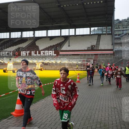 07.12.2025 - St. Pauli X-Mass-Run No. 15 Fabian Wolf http://msf.ph/oto/9418257 07.12.2025 11:24:48 Ziel 705, 1320, 1346, 1384, 1427, 1752, 2447, 2448, 2480, 2852, 2859, 2869, 3193, 3194, 3195, 3306, 3314, 4632 meine-sportfotos.de