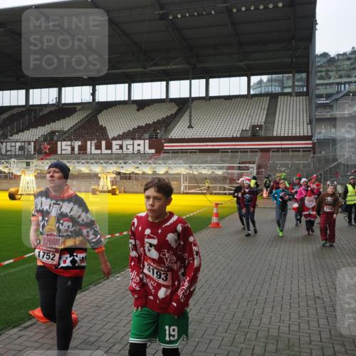 07.12.2025 - St. Pauli X-Mass-Run No. 15 Fabian Wolf http://msf.ph/oto/9418258 07.12.2025 11:24:48 Ziel 705, 1320, 1346, 1384, 1427, 1752, 2447, 2448, 2480, 2852, 2859, 2869, 3193, 3194, 3195, 3306, 3314, 4632 meine-sportfotos.de