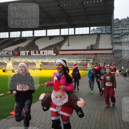 07.12.2025 - St. Pauli X-Mass-Run No. 15 Fabian Wolf http://msf.ph/oto/9418275 07.12.2025 11:24:52 Ziel 705, 1346, 1384, 1427, 1752, 2447, 2859, 2869, 3193, 3195, 3306, 3314, 4632 meine-sportfotos.de