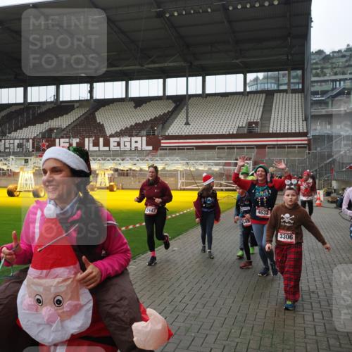 07.12.2025 - St. Pauli X-Mass-Run No. 15 Fabian Wolf http://msf.ph/oto/9418277 07.12.2025 11:24:52 Ziel 705, 1346, 1384, 1427, 1752, 2447, 2859, 2869, 3193, 3195, 3306, 3314, 4632 meine-sportfotos.de