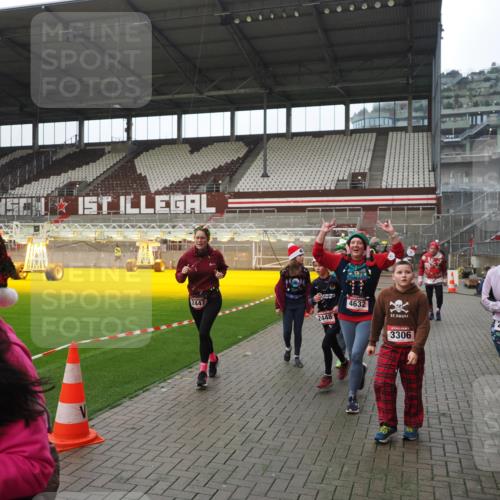07.12.2025 - St. Pauli X-Mass-Run No. 15 Fabian Wolf http://msf.ph/oto/9418278 07.12.2025 11:24:52 Ziel 705, 1346, 1384, 1427, 1752, 2447, 2859, 2869, 3193, 3195, 3306, 3314, 4632 meine-sportfotos.de