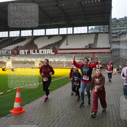 07.12.2025 - St. Pauli X-Mass-Run No. 15 Fabian Wolf http://msf.ph/oto/9418279 07.12.2025 11:24:52 Ziel 705, 1346, 1384, 1427, 1752, 2447, 2859, 2869, 3193, 3195, 3306, 3314, 4632 meine-sportfotos.de