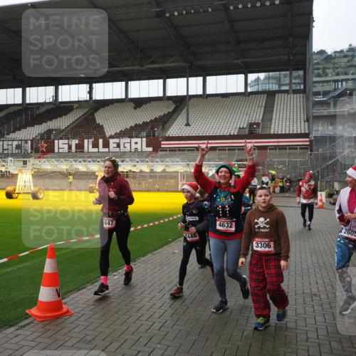 07.12.2025 - St. Pauli X-Mass-Run No. 15 Fabian Wolf http://msf.ph/oto/9418280 07.12.2025 11:24:53 Ziel 705, 1346, 1384, 1427, 1752, 2447, 2859, 2869, 3193, 3195, 3306, 3314, 4632 meine-sportfotos.de