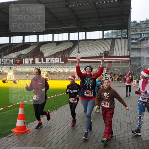 07.12.2025 - St. Pauli X-Mass-Run No. 15 Fabian Wolf http://msf.ph/oto/9418281 07.12.2025 11:24:53 Ziel 705, 1346, 1384, 1427, 1752, 2447, 2859, 2869, 3193, 3195, 3306, 3314, 4632 meine-sportfotos.de