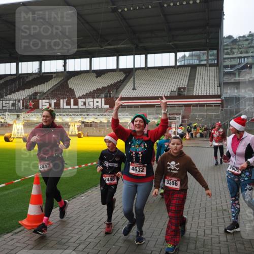 07.12.2025 - St. Pauli X-Mass-Run No. 15 Fabian Wolf http://msf.ph/oto/9418282 07.12.2025 11:24:53 Ziel 705, 1346, 1384, 1427, 1752, 2447, 2859, 2869, 3193, 3195, 3306, 3314, 4632 meine-sportfotos.de