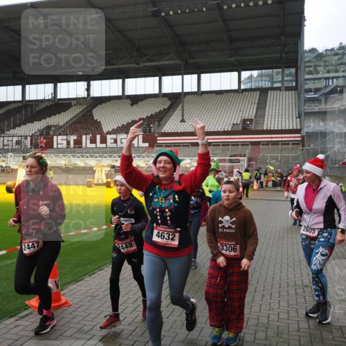 07.12.2025 - St. Pauli X-Mass-Run No. 15 Fabian Wolf http://msf.ph/oto/9418283 07.12.2025 11:24:53 Ziel 705, 1346, 1384, 1427, 1752, 2447, 2859, 2869, 3193, 3195, 3306, 3314, 4632 meine-sportfotos.de