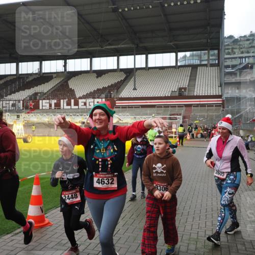 07.12.2025 - St. Pauli X-Mass-Run No. 15 Fabian Wolf http://msf.ph/oto/9418284 07.12.2025 11:24:53 Ziel 705, 1346, 1384, 1427, 1752, 2447, 2859, 2869, 3193, 3195, 3306, 3314, 4632 meine-sportfotos.de