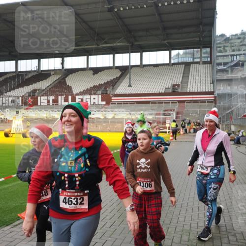 07.12.2025 - St. Pauli X-Mass-Run No. 15 Fabian Wolf http://msf.ph/oto/9418285 07.12.2025 11:24:54 Ziel 705, 1346, 1384, 1427, 2447, 2859, 2869, 3193, 3195, 3306, 3314, 4632 meine-sportfotos.de