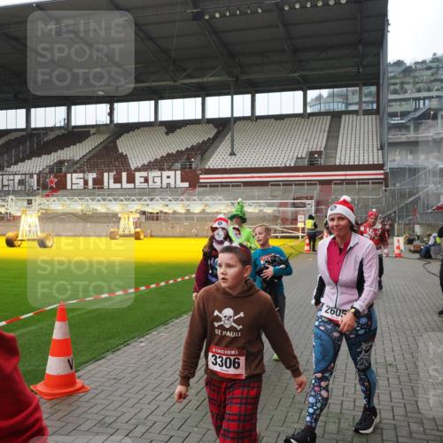 07.12.2025 - St. Pauli X-Mass-Run No. 15 Fabian Wolf http://msf.ph/oto/9418287 07.12.2025 11:24:54 Ziel 705, 1346, 1384, 1427, 2447, 2859, 2869, 3193, 3195, 3306, 3314, 4632 meine-sportfotos.de