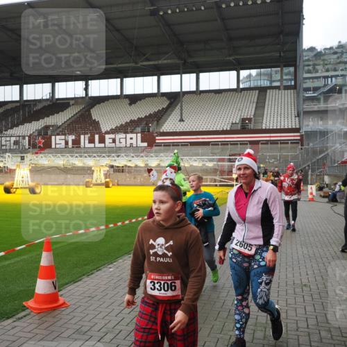 07.12.2025 - St. Pauli X-Mass-Run No. 15 Fabian Wolf http://msf.ph/oto/9418288 07.12.2025 11:24:54 Ziel 705, 1346, 1384, 1427, 2447, 2859, 2869, 3193, 3195, 3306, 3314, 4632 meine-sportfotos.de