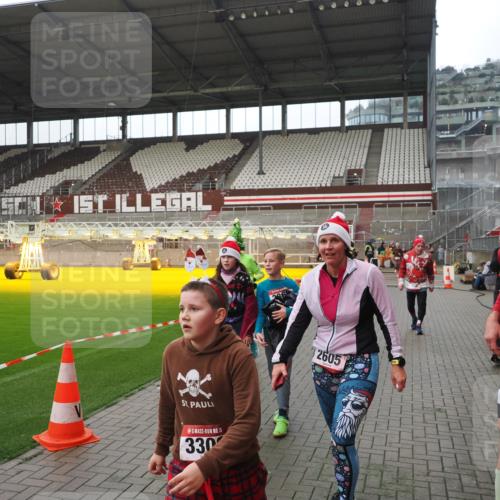 07.12.2025 - St. Pauli X-Mass-Run No. 15 Fabian Wolf http://msf.ph/oto/9418289 07.12.2025 11:24:54 Ziel 705, 1346, 1384, 1427, 2447, 2859, 2869, 3193, 3195, 3306, 3314, 4632 meine-sportfotos.de