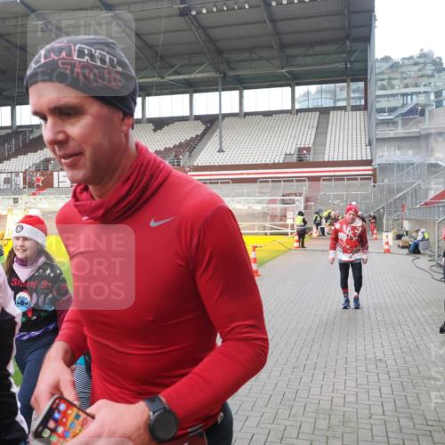 07.12.2025 - St. Pauli X-Mass-Run No. 15 Fabian Wolf http://msf.ph/oto/9418295 07.12.2025 11:24:56 Ziel 470, 473, 705, 1346, 1384, 1427, 2447, 2859, 2869, 3193, 3195, 3306, 3314, 4632 meine-sportfotos.de