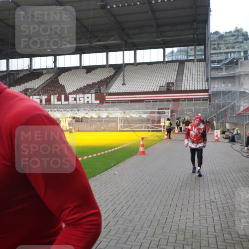 07.12.2025 - St. Pauli X-Mass-Run No. 15 Fabian Wolf http://msf.ph/oto/9418296 07.12.2025 11:24:56 Ziel 470, 473, 705, 1346, 1384, 1427, 2447, 2859, 2869, 3193, 3195, 3306, 3314, 4632 meine-sportfotos.de