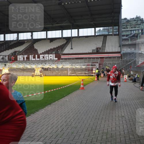 07.12.2025 - St. Pauli X-Mass-Run No. 15 Fabian Wolf http://msf.ph/oto/9418297 07.12.2025 11:24:56 Ziel 470, 473, 705, 1346, 1384, 1427, 2447, 2859, 2869, 3193, 3195, 3306, 3314, 4632 meine-sportfotos.de