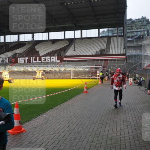 07.12.2025 - St. Pauli X-Mass-Run No. 15 Fabian Wolf http://msf.ph/oto/9418298 07.12.2025 11:24:57 Ziel 470, 473, 705, 1384, 1427, 1855, 1858, 2447, 2859, 2869, 3193, 3195, 3306, 3314, 4632 meine-sportfotos.de
