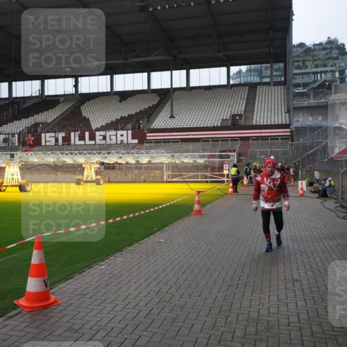07.12.2025 - St. Pauli X-Mass-Run No. 15 Fabian Wolf http://msf.ph/oto/9418299 07.12.2025 11:24:57 Ziel 470, 473, 705, 1384, 1427, 1855, 1858, 2447, 2859, 2869, 3193, 3195, 3306, 3314, 4632 meine-sportfotos.de