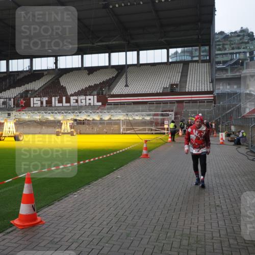 07.12.2025 - St. Pauli X-Mass-Run No. 15 Fabian Wolf http://msf.ph/oto/9418300 07.12.2025 11:24:57 Ziel 470, 473, 705, 1384, 1427, 1855, 1858, 2447, 2859, 2869, 3193, 3195, 3306, 3314, 4632 meine-sportfotos.de