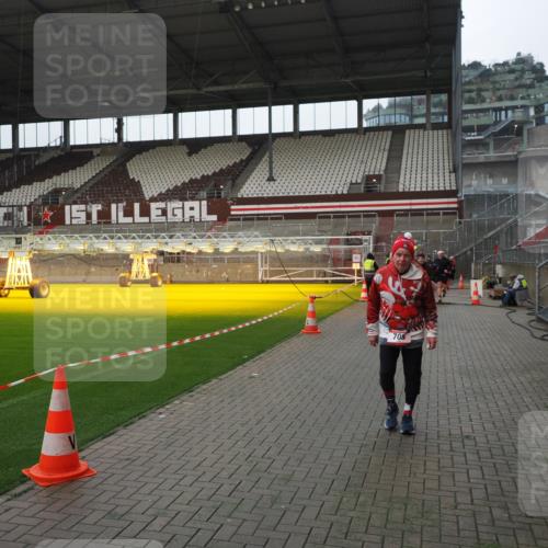 07.12.2025 - St. Pauli X-Mass-Run No. 15 Fabian Wolf http://msf.ph/oto/9418301 07.12.2025 11:24:58 Ziel 470, 473, 705, 1384, 1427, 1855, 1858, 2447, 2859, 2869, 3193, 3306, 3314, 4632 meine-sportfotos.de