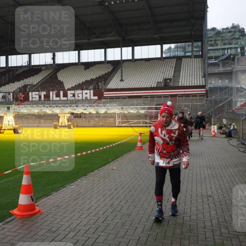 07.12.2025 - St. Pauli X-Mass-Run No. 15 Fabian Wolf http://msf.ph/oto/9418303 07.12.2025 11:24:59 Ziel 470, 473, 705, 1384, 1427, 1855, 1858, 2447, 2981, 2990, 3306, 3314, 4632 meine-sportfotos.de
