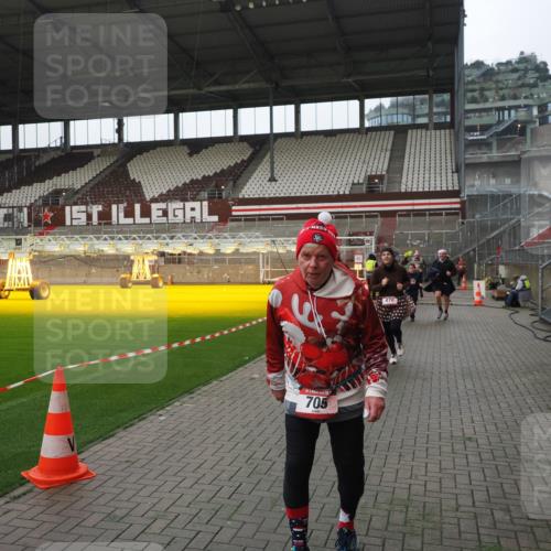 07.12.2025 - St. Pauli X-Mass-Run No. 15 Fabian Wolf http://msf.ph/oto/9418306 07.12.2025 11:25:00 Ziel 470, 473, 705, 1384, 1427, 1855, 1858, 2193, 2447, 2981, 2990, 3306, 3314, 4632 meine-sportfotos.de