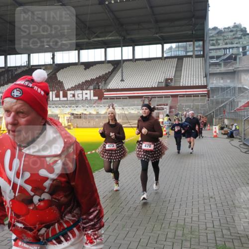 07.12.2025 - St. Pauli X-Mass-Run No. 15 Fabian Wolf http://msf.ph/oto/9418307 07.12.2025 11:25:02 Ziel 470, 473, 1384, 1427, 1527, 1855, 1858, 2193, 2447, 2981, 2990, 3314, 4632, 5003 meine-sportfotos.de