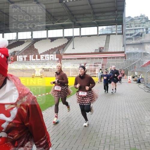 07.12.2025 - St. Pauli X-Mass-Run No. 15 Fabian Wolf http://msf.ph/oto/9418308 07.12.2025 11:25:02 Ziel 470, 473, 1384, 1427, 1527, 1855, 1858, 2193, 2447, 2981, 2990, 3314, 4632, 5003 meine-sportfotos.de