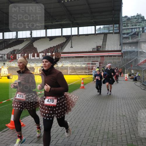 07.12.2025 - St. Pauli X-Mass-Run No. 15 Fabian Wolf http://msf.ph/oto/9418311 07.12.2025 11:25:02 Ziel 470, 473, 1384, 1427, 1527, 1855, 1858, 2193, 2447, 2981, 2990, 3314, 4632, 5003 meine-sportfotos.de