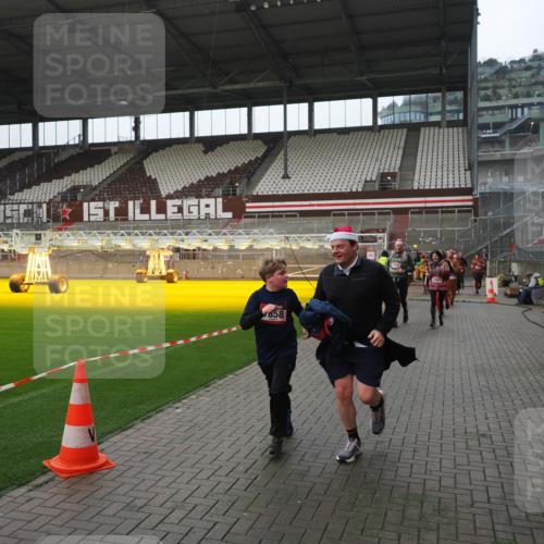 07.12.2025 - St. Pauli X-Mass-Run No. 15 Fabian Wolf http://msf.ph/oto/9418314 07.12.2025 11:25:04 Ziel 470, 473, 1527, 1544, 1855, 1858, 1961, 2151, 2193, 2447, 2981, 2990, 3314, 5003 meine-sportfotos.de