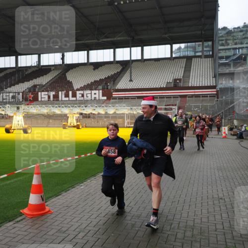 07.12.2025 - St. Pauli X-Mass-Run No. 15 Fabian Wolf http://msf.ph/oto/9418315 07.12.2025 11:25:04 Ziel 470, 473, 1527, 1544, 1855, 1858, 1961, 2151, 2193, 2447, 2981, 2990, 3314, 5003 meine-sportfotos.de
