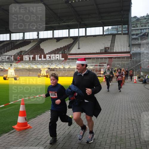 07.12.2025 - St. Pauli X-Mass-Run No. 15 Fabian Wolf http://msf.ph/oto/9418316 07.12.2025 11:25:04 Ziel 470, 473, 1527, 1544, 1855, 1858, 1961, 2151, 2193, 2447, 2981, 2990, 3314, 5003 meine-sportfotos.de