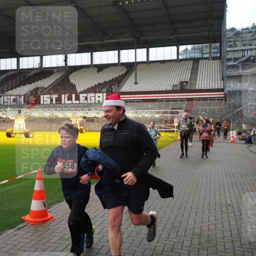 07.12.2025 - St. Pauli X-Mass-Run No. 15 Fabian Wolf http://msf.ph/oto/9418317 07.12.2025 11:25:05 Ziel 470, 473, 1527, 1544, 1855, 1858, 1961, 2151, 2193, 2981, 2990, 3126, 3314, 5003 meine-sportfotos.de