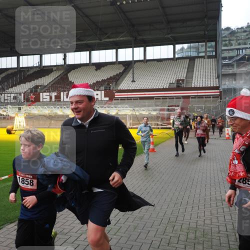 07.12.2025 - St. Pauli X-Mass-Run No. 15 Fabian Wolf http://msf.ph/oto/9418318 07.12.2025 11:25:05 Ziel 470, 473, 1527, 1544, 1855, 1858, 1961, 2151, 2193, 2981, 2990, 3126, 3314, 5003 meine-sportfotos.de