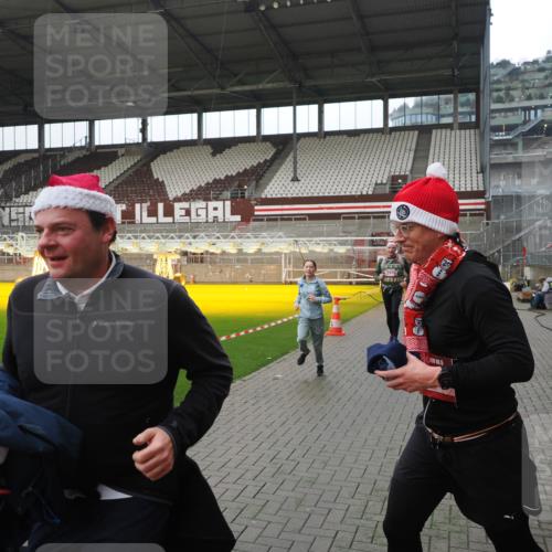 07.12.2025 - St. Pauli X-Mass-Run No. 15 Fabian Wolf http://msf.ph/oto/9418319 07.12.2025 11:25:05 Ziel 470, 473, 1527, 1544, 1855, 1858, 1961, 2151, 2193, 2981, 2990, 3126, 3314, 5003 meine-sportfotos.de