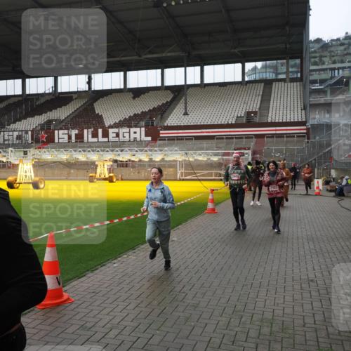 07.12.2025 - St. Pauli X-Mass-Run No. 15 Fabian Wolf http://msf.ph/oto/9418320 07.12.2025 11:25:06 Ziel 470, 473, 1527, 1544, 1855, 1858, 1961, 2151, 2193, 2981, 2990, 3126, 3314, 5003 meine-sportfotos.de
