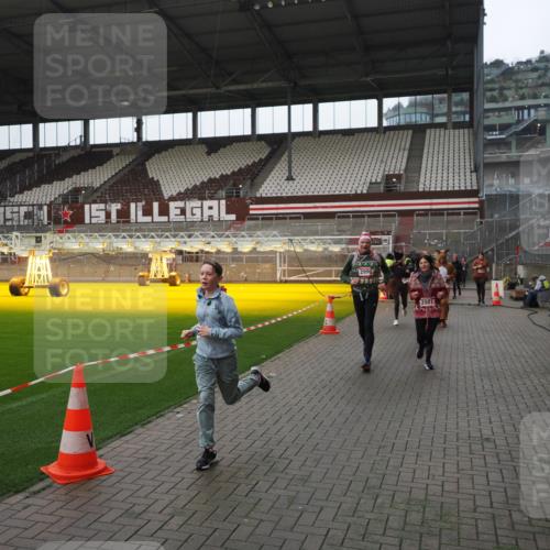 07.12.2025 - St. Pauli X-Mass-Run No. 15 Fabian Wolf http://msf.ph/oto/9418321 07.12.2025 11:25:06 Ziel 470, 473, 1527, 1544, 1855, 1858, 1961, 2151, 2193, 2981, 2990, 3126, 3314, 5003 meine-sportfotos.de