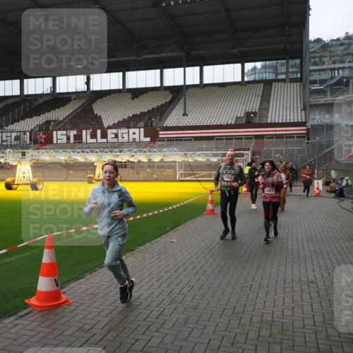 07.12.2025 - St. Pauli X-Mass-Run No. 15 Fabian Wolf http://msf.ph/oto/9418322 07.12.2025 11:25:06 Ziel 470, 473, 1527, 1544, 1855, 1858, 1961, 2151, 2193, 2981, 2990, 3126, 3314, 5003 meine-sportfotos.de
