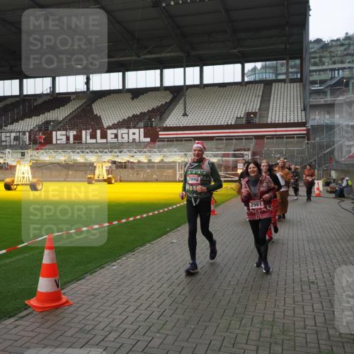 07.12.2025 - St. Pauli X-Mass-Run No. 15 Fabian Wolf http://msf.ph/oto/9418324 07.12.2025 11:25:07 Ziel 470, 473, 1527, 1544, 1855, 1858, 1961, 2151, 2193, 2981, 2990, 3126, 3314, 5003 meine-sportfotos.de