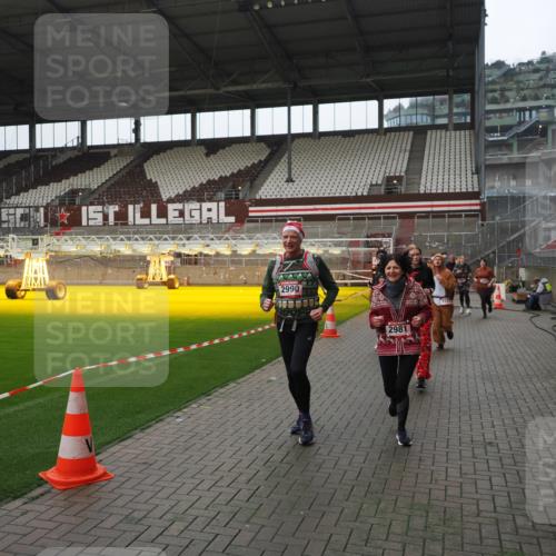 07.12.2025 - St. Pauli X-Mass-Run No. 15 Fabian Wolf http://msf.ph/oto/9418325 07.12.2025 11:25:07 Ziel 470, 473, 1527, 1544, 1855, 1858, 1961, 2151, 2193, 2981, 2990, 3126, 3314, 5003 meine-sportfotos.de