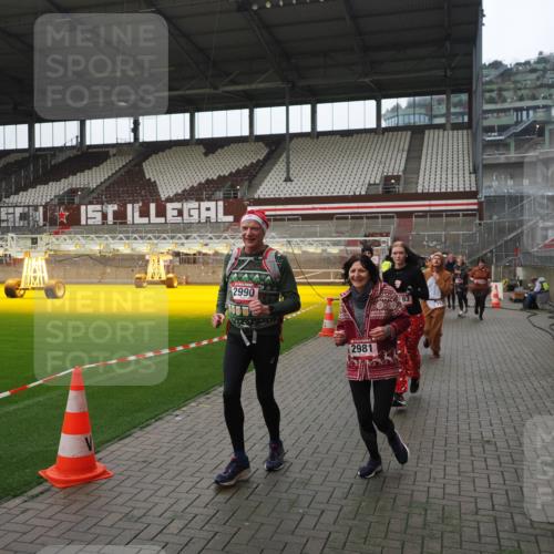 07.12.2025 - St. Pauli X-Mass-Run No. 15 Fabian Wolf http://msf.ph/oto/9418327 07.12.2025 11:25:08 Ziel 470, 473, 1527, 1544, 1855, 1858, 1961, 2151, 2193, 2981, 2990, 3126, 5003 meine-sportfotos.de