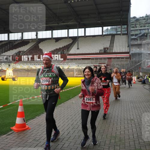 07.12.2025 - St. Pauli X-Mass-Run No. 15 Fabian Wolf http://msf.ph/oto/9418329 07.12.2025 11:25:08 Ziel 470, 473, 1527, 1544, 1855, 1858, 1961, 2151, 2193, 2981, 2990, 3126, 5003 meine-sportfotos.de