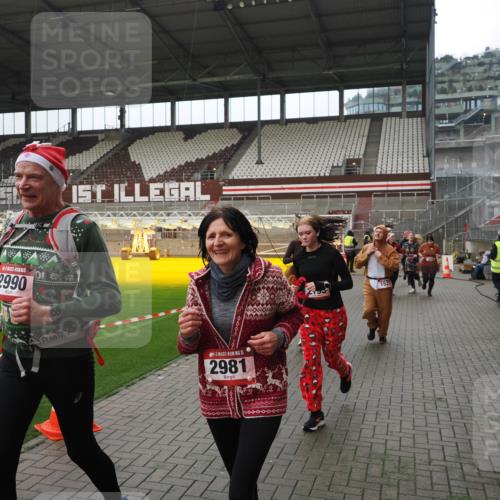 07.12.2025 - St. Pauli X-Mass-Run No. 15 Fabian Wolf http://msf.ph/oto/9418331 07.12.2025 11:25:08 Ziel 470, 473, 1527, 1544, 1855, 1858, 1961, 2151, 2193, 2981, 2990, 3126, 5003 meine-sportfotos.de