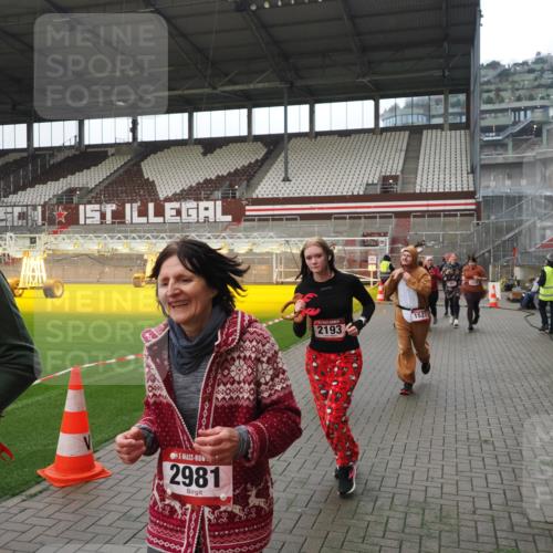 07.12.2025 - St. Pauli X-Mass-Run No. 15 Fabian Wolf http://msf.ph/oto/9418332 07.12.2025 11:25:09 Ziel 470, 473, 1527, 1544, 1855, 1858, 1961, 2151, 2193, 2244, 2981, 2990, 3126, 5003 meine-sportfotos.de